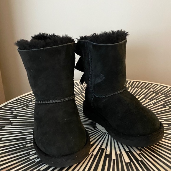 Girls Ugg’s - Picture 2 of 4